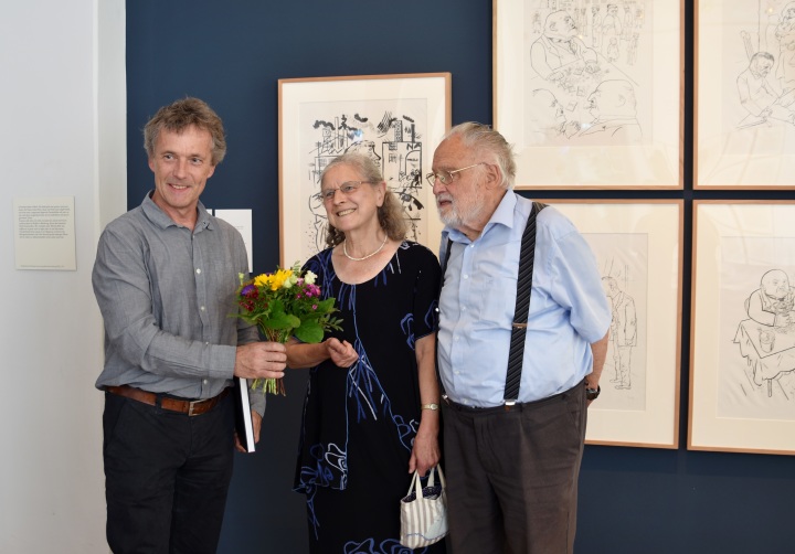 Museumsdirektor überreicht Blumen an Besucher in der George Grosz Ausstellung der Kunstsammlung Jena