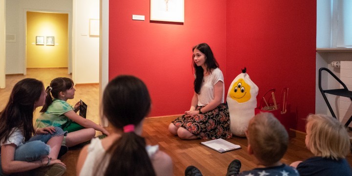 Museumspädagogin mit Kindern und Stofftier Farbmonster in der Kunstsammlung Jena  ©JenaKultur, C. Worsch