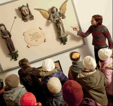 Mitarbeiterin der Museumspädagogik erklärt Kindern den Schnapphans im Stadtmuseum Jena
