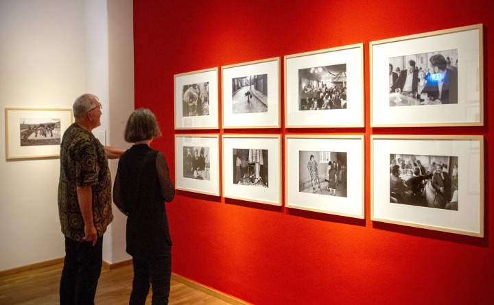 Besucher in der Ausstellung „Der große Schwof“ vor Fotos von Werner Mahler