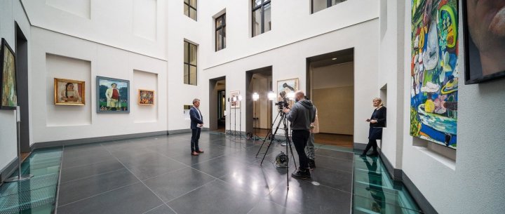 Erik Stephan, Direktor der Städtischen Museen Jena, in der Ausstellung der Kunstsammlung im Bundesrat